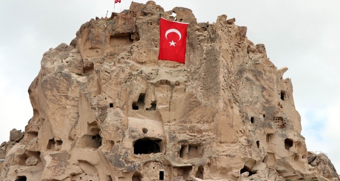 Dünyanın en yüksek peribacasına Türk bayrağı asıldı