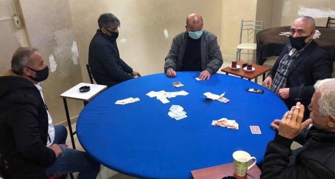 Korona virüse rağmen kumar oynanan iş yerinde 14 kişi yakalandı