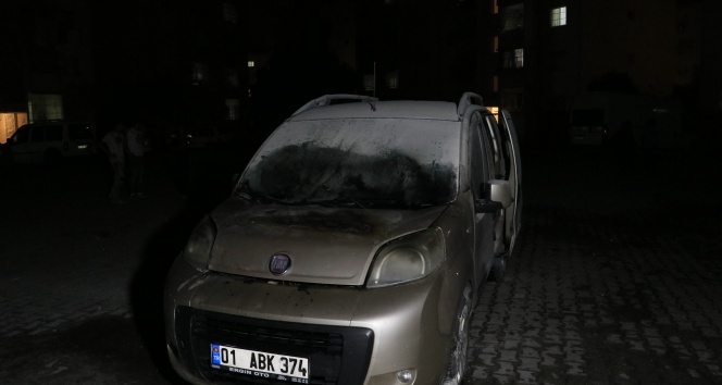 Adana’da park halindeki araç benzin dökülerek kundaklandı