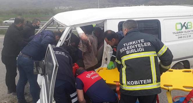 Erzincan’da kamyonet direğe çarptı: 1 yaralı
