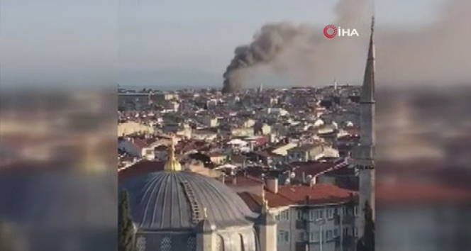 Fatih’te ahşap iki binada korkutan yangın!