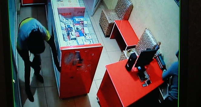 İftar saatinde telefon dükkanına giren hırsızlar güvenlik kamerasına yakalandı