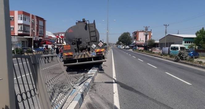 İzmir’de zift yüklü kamyon ile otomobil çarpıştı: 2 yaralı