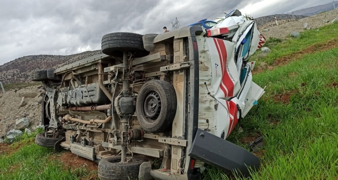 Kahramanmaraş’ta 112 sağlık ekibi kaza yaptı: 3 yaralı