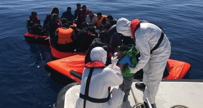 Kuşadası Körfezi’nde 30 göçmen kurtarıldı