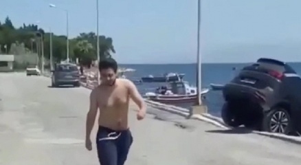 İzmirde bir kişi kiraladığı lüks cipi denize attı