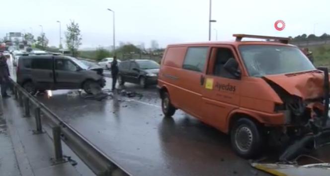 Maltepe’de minibüsle otomobil kafa kafaya çarpıştı: 2 yaralı