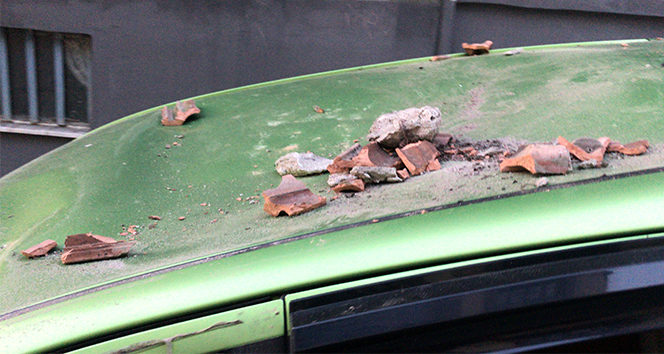 Şişli’de kopan beton parçalar aracı pert etti