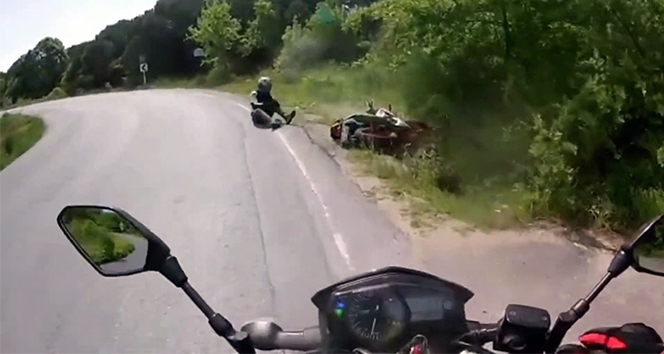 Virajı alamayan motosikletlinin geçirdiği kaza kamerada