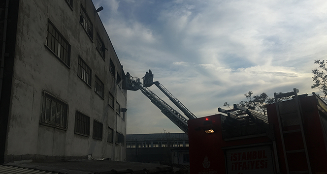 Zeytinburnu’nda elektronik malzeme fabrikasında yangın