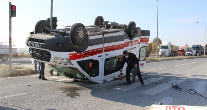 Hasta taşıyan ambulans, hafif ticari araçla çarpıştı: 4 yaralı